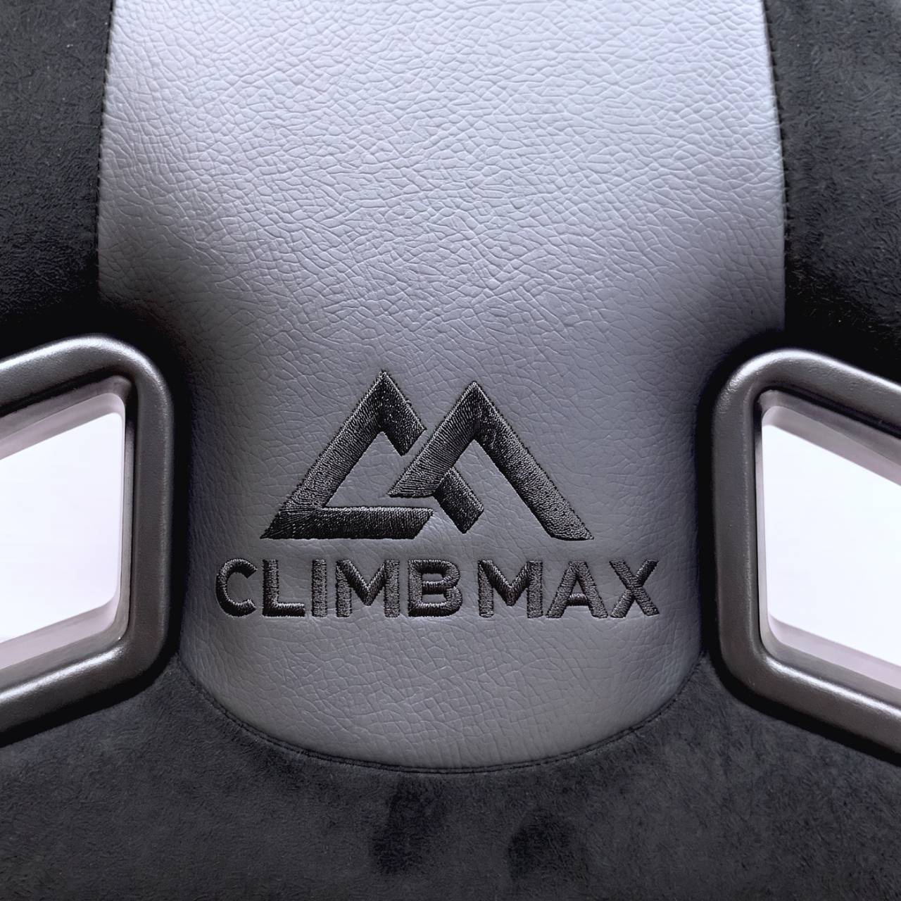 CLIMB MAXロゴ刺繍のディテール