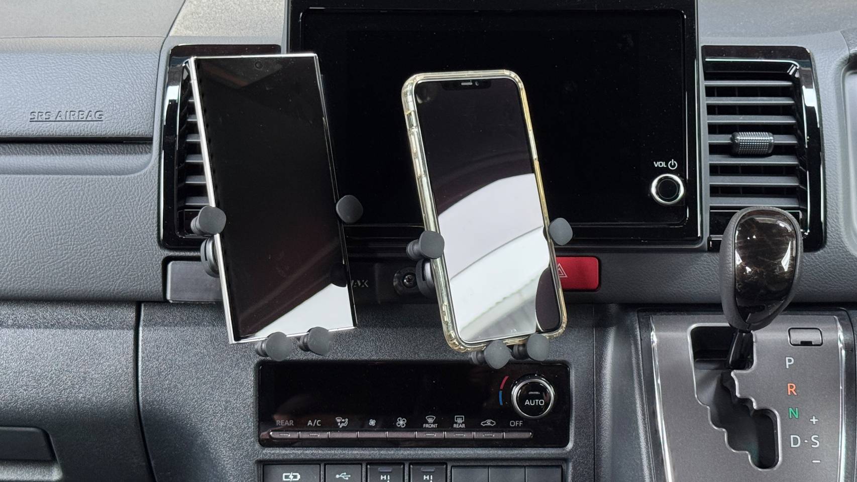 車内に装着したCLIMB MAXワンタッチスマホフォルダー